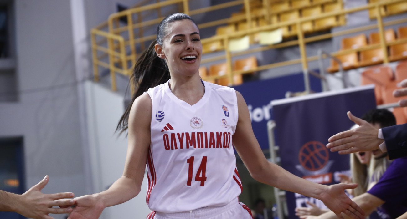 Η Ρένια Καρλάφτη με την φανέλα του Ολυμπιακού / Πηγή: Eurokinissi