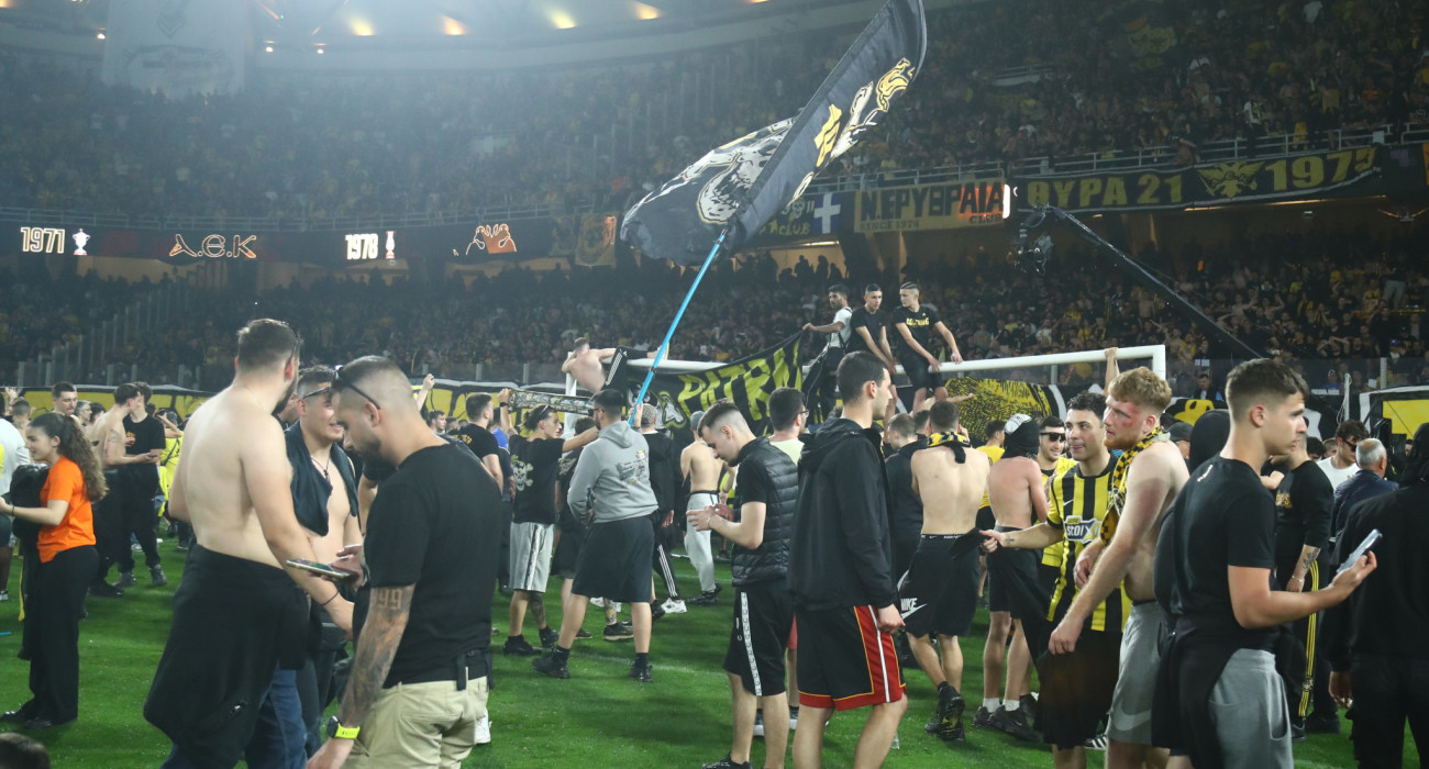 Ο κόσμος της ΑΕΚ πανηγυρίζει με την ομάδα τον τίτλο του πρωταθλήματος, Πηγή: Eurokinissi