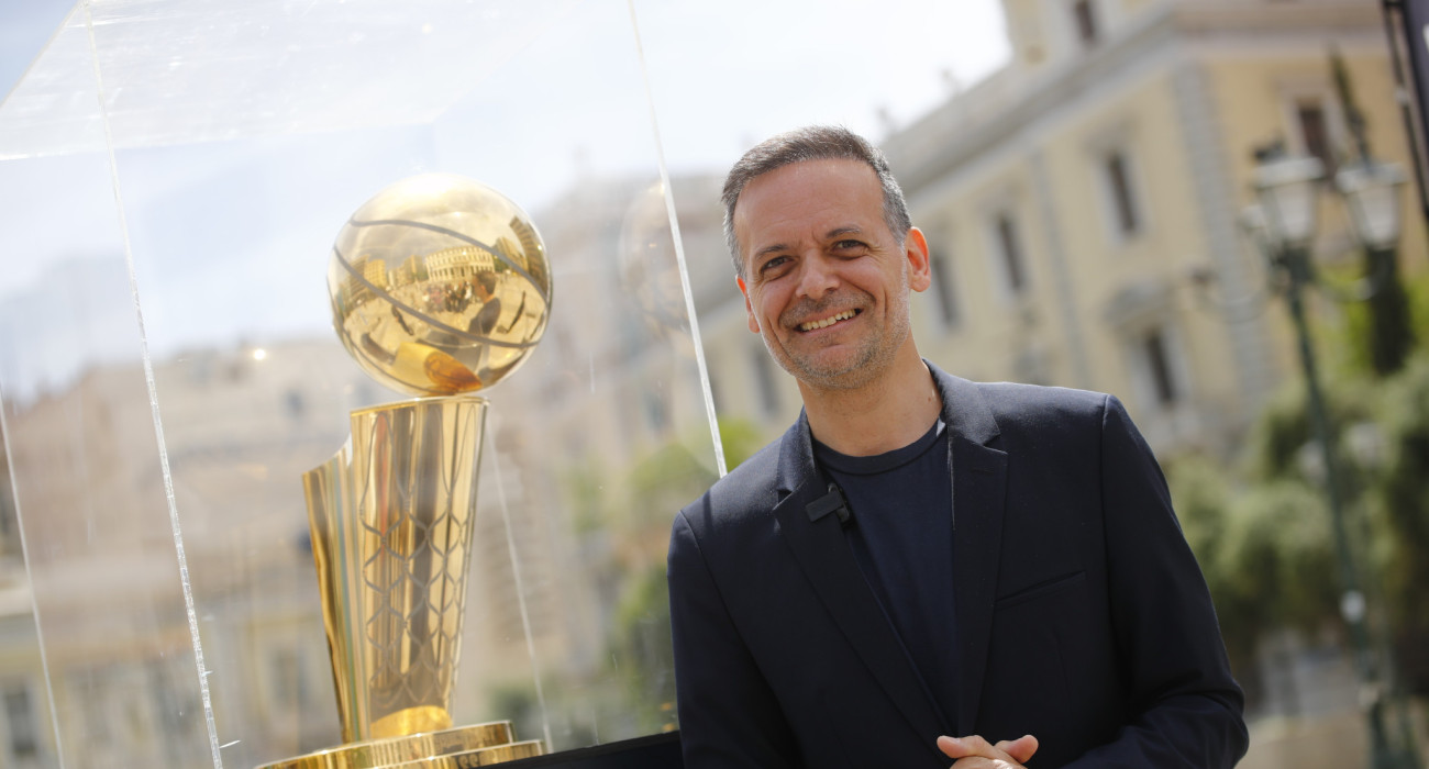 Ο Χάρης Δούκας με το τρόπαιο του NBA, Πηγή: Eurokinissi