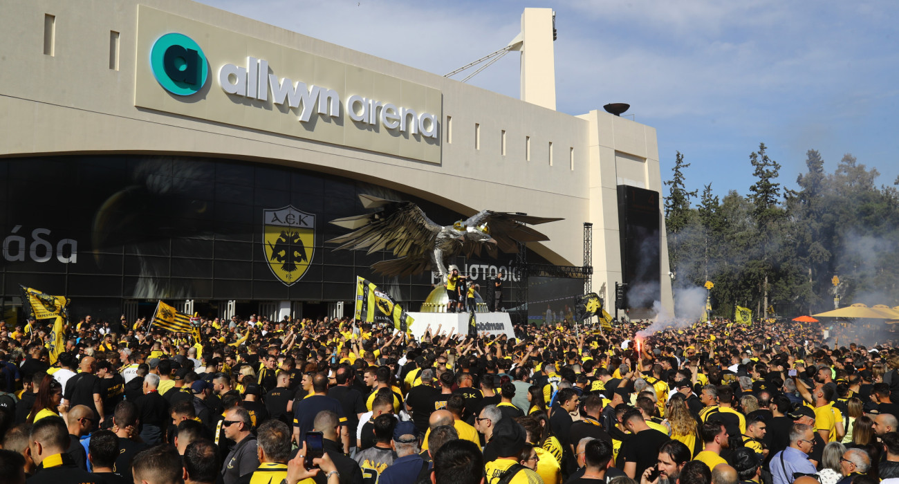 Χιλιάδες φίλοι της ΑΕΚ έξω από την Allwyn Arena / Πηγή: Eurokinissi