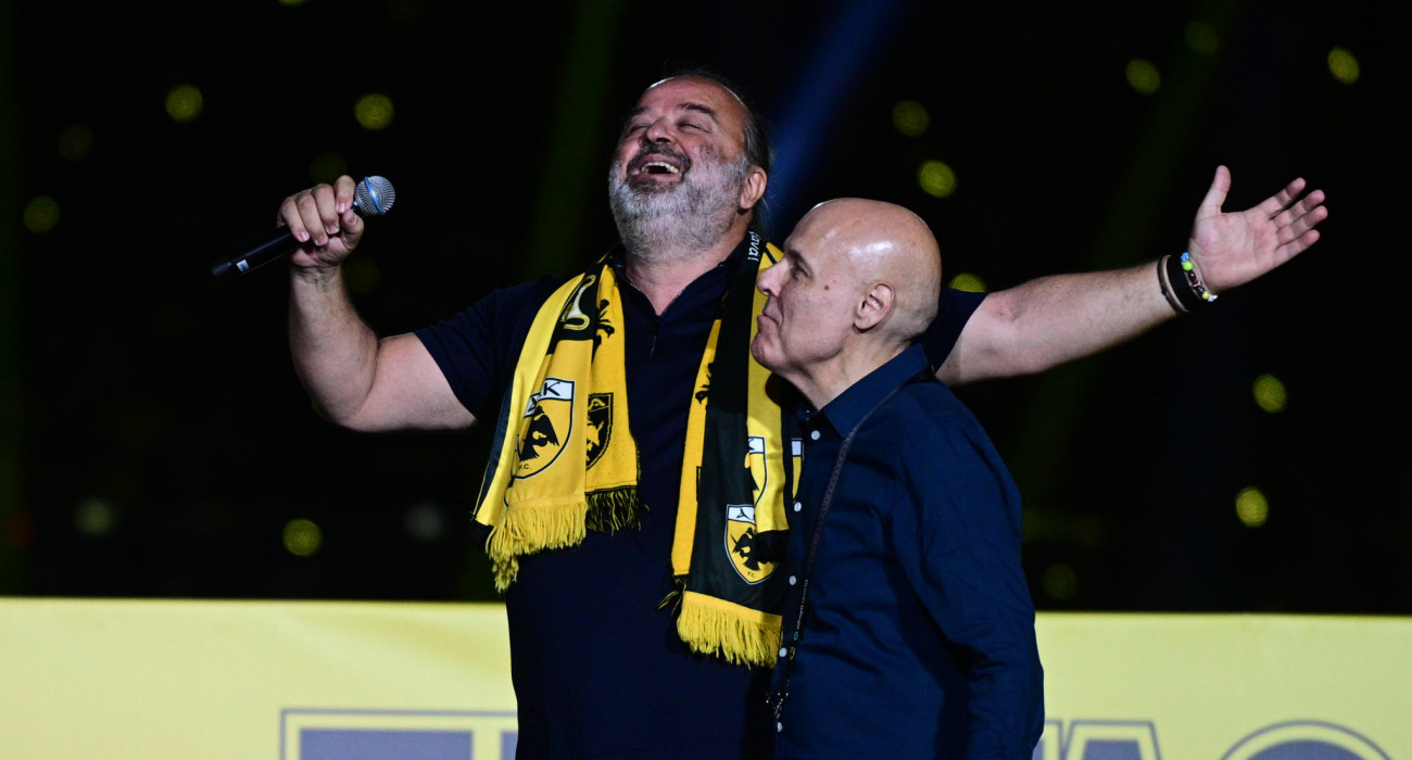 Ο Μάριος Ηλιόπουλος τραγουδάει στην «Allwyn Arena»/Eurokinissi
