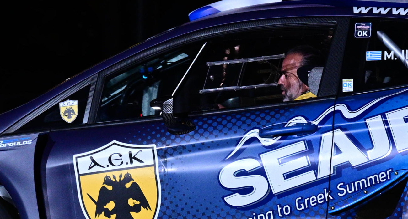 Ο Μάριος Ηλιόπουλος μέσα στο αγωνιστικό αυτοκίνητό του/ Πηγή: Eurokinissi