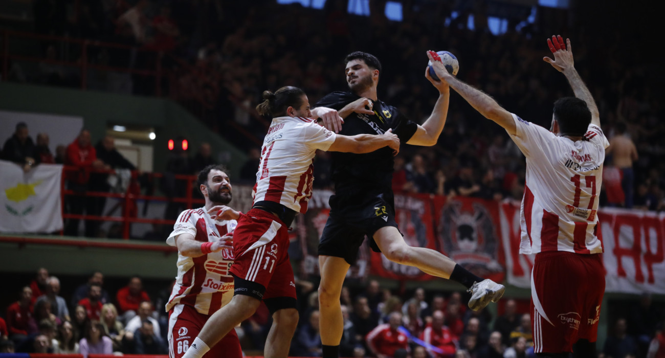 Φάση από τον πρώτο τελικό της Handball Premier ανάμεσα σε ΑΕΚ και Ολυμπιακό στο κλειστό της Ηλιούπολης / Πηγή: Eurokinissi