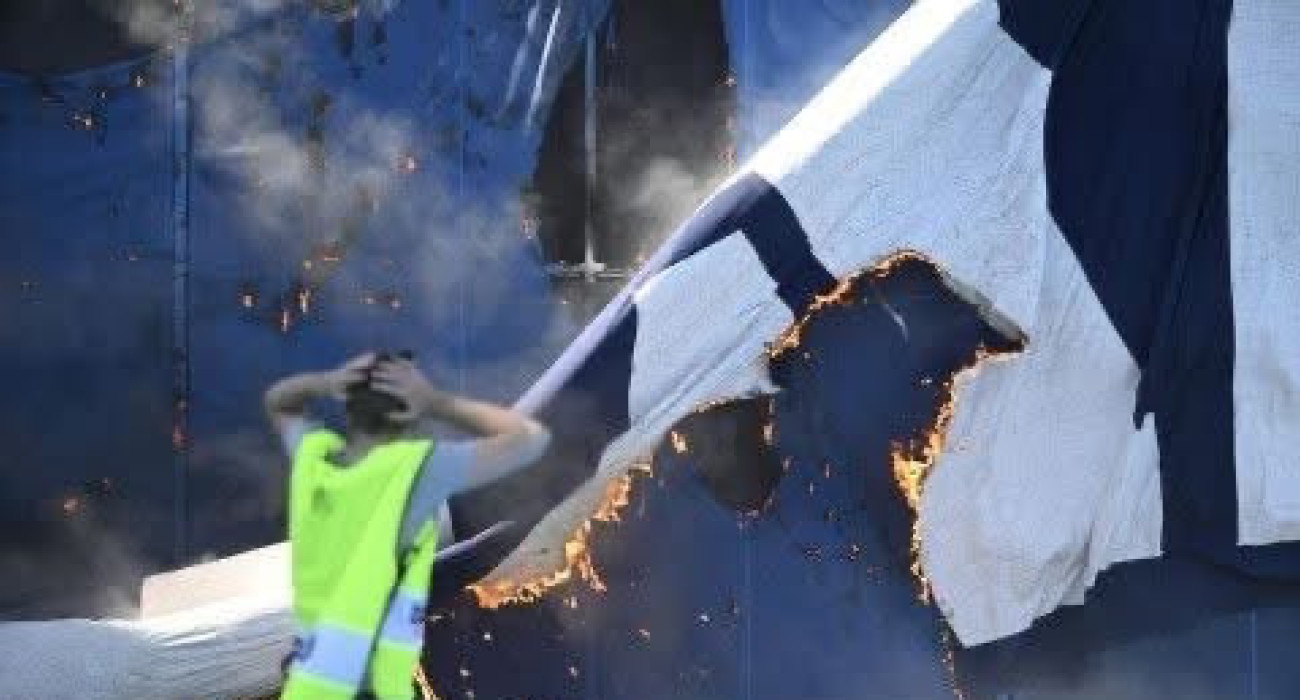 Tο καμένο πανό των φίλων της Ντιναμό/ screenshot