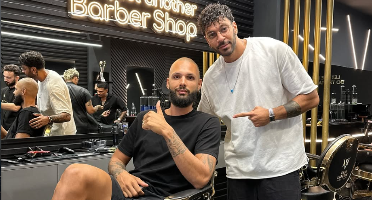 Ο Εβάν Φουρνιέ και ο μπαρμπέρης του «Mokka Barber» / source: Instagram: mokka.xa