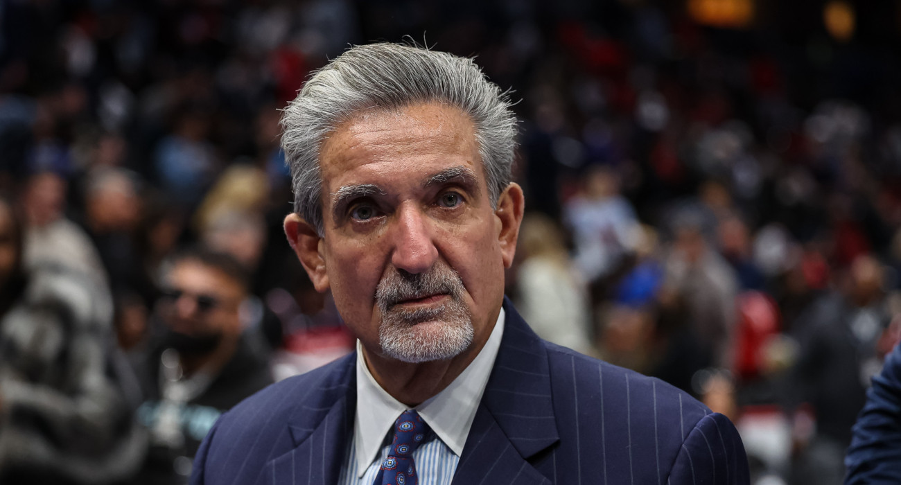 Ο Τεντ Λεόνσις στην Capital One Arena της Ουάσινγκτον παρακολουθεί τους Γουίζαρντς / Πηγή: Scott Taetsch/Getty Images