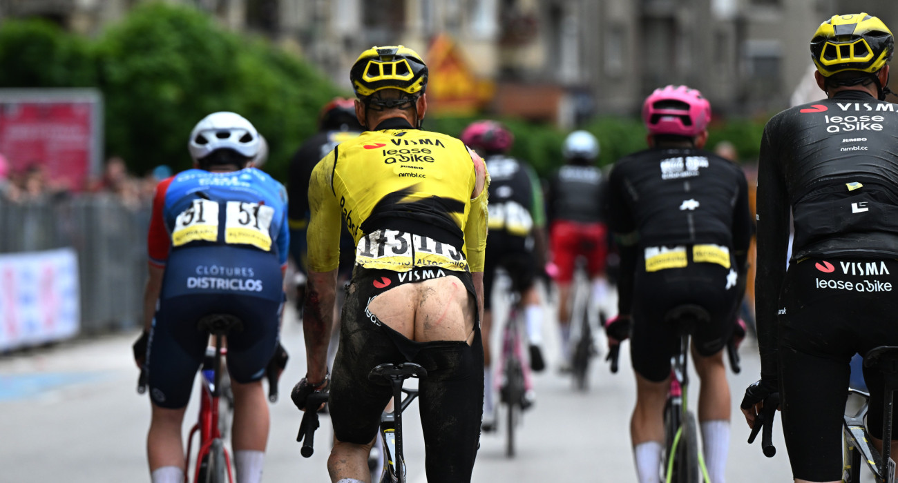 Ο Ολλανδός ποδηλάτης, Βίλκο Κέλεντμαν έφθασε στην γραμμή του τερματισμού χωρίς ένα μέρος της ενδυμασίας του / Πηγή: Dario Belingheri / Getty Images