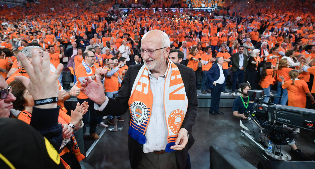Ο Χουάν Ρόιγκ αποθεώνεται στην Roig Arena από τους φιλάθλους της Βαλένθια αμέσως μετά την πρόκριση στο Final Four της Euroleague / Πηγή: JM Casares / Euroleague Basketball via Getty Images