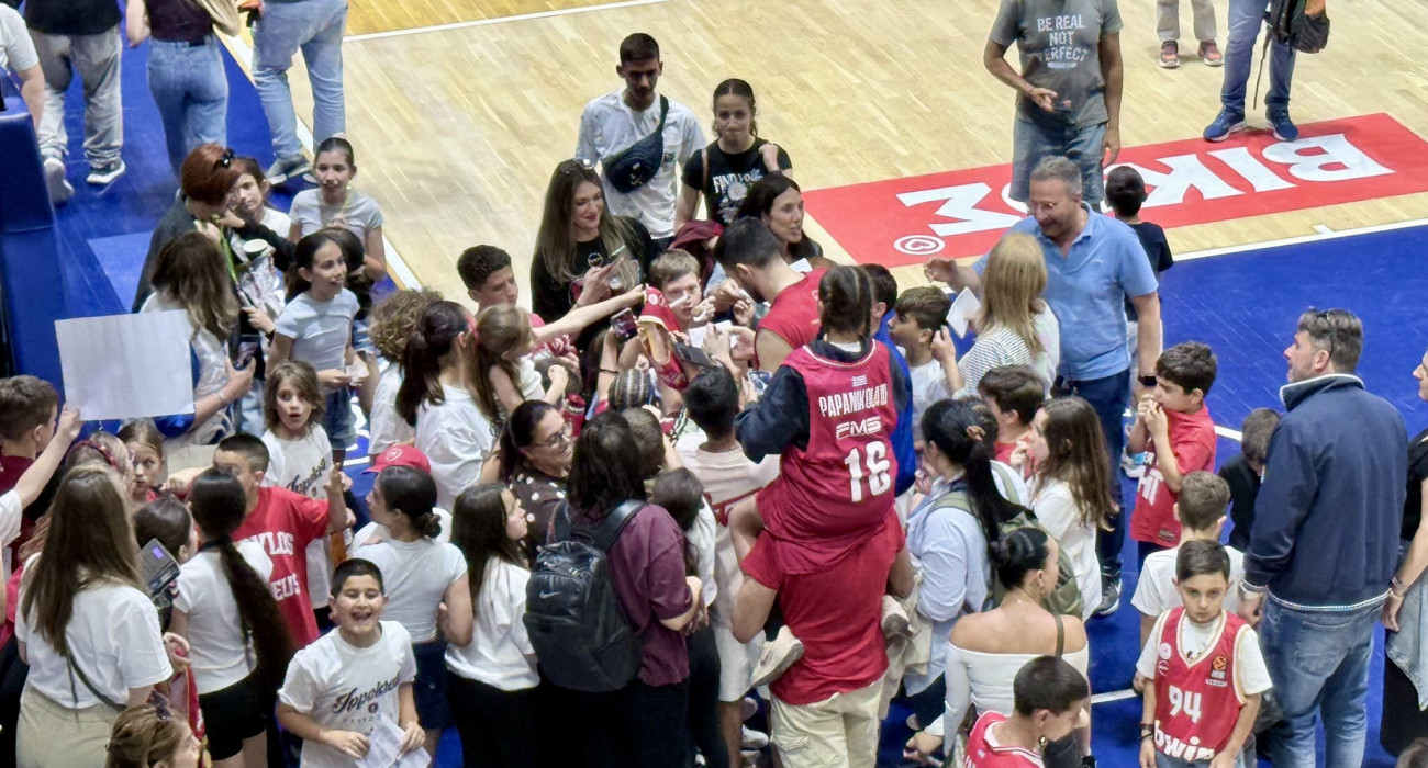 Ο Κώστας Παπανικολάου με πλήθος κόσμου μετά το Κολοσσός - Ολυμπιακός / Πηγή: X - @Olympiacos_BC
