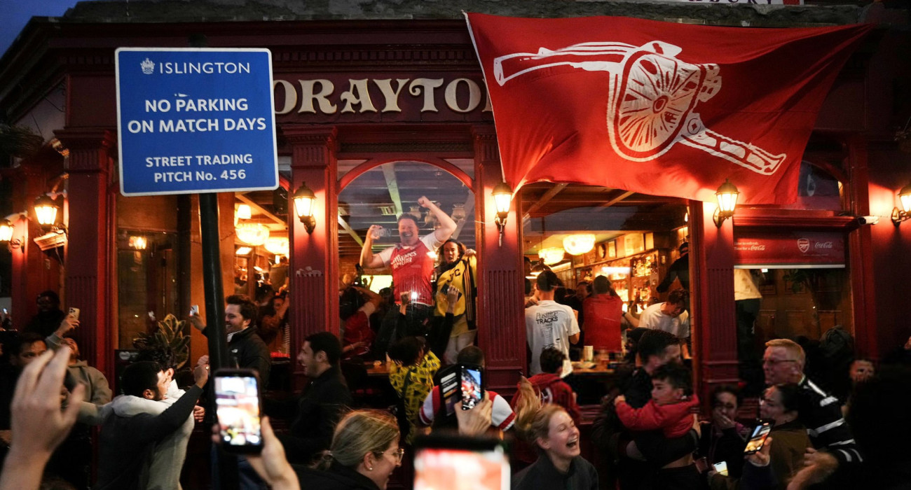 Oι πανηγυρισμοί των οπαδών της Άρσεναλ στις pub του Λονδίνου για την κατάκτηση της Premier League (video)