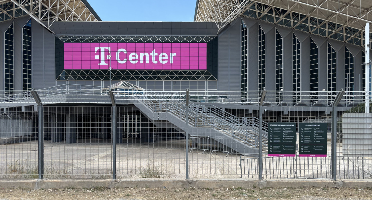 Στο βάθος το T-Center και πάνω στα κάγκελα η πινακίδα με τη λίστα των απαρορεύσεων / Πηγή: Athletiko