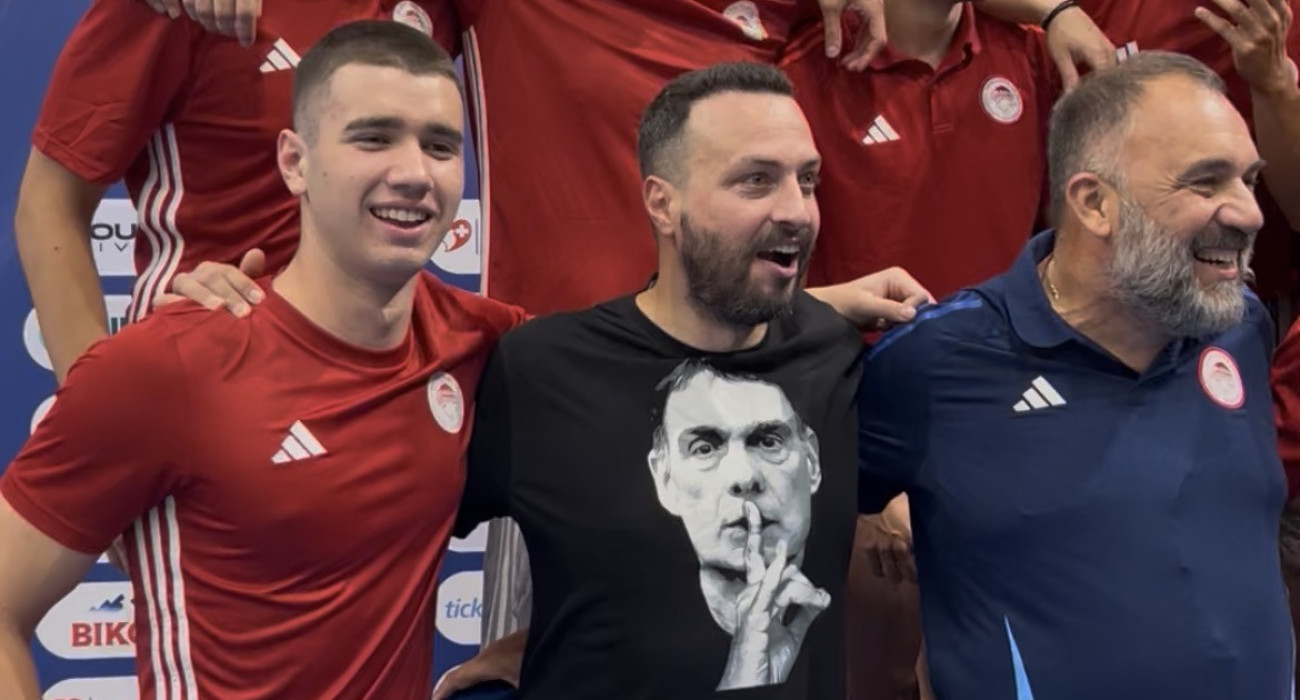 Ο Αντώνης Φωκαΐδης με το μπλουζάκι του Μπαρτζώκα / Athletiko