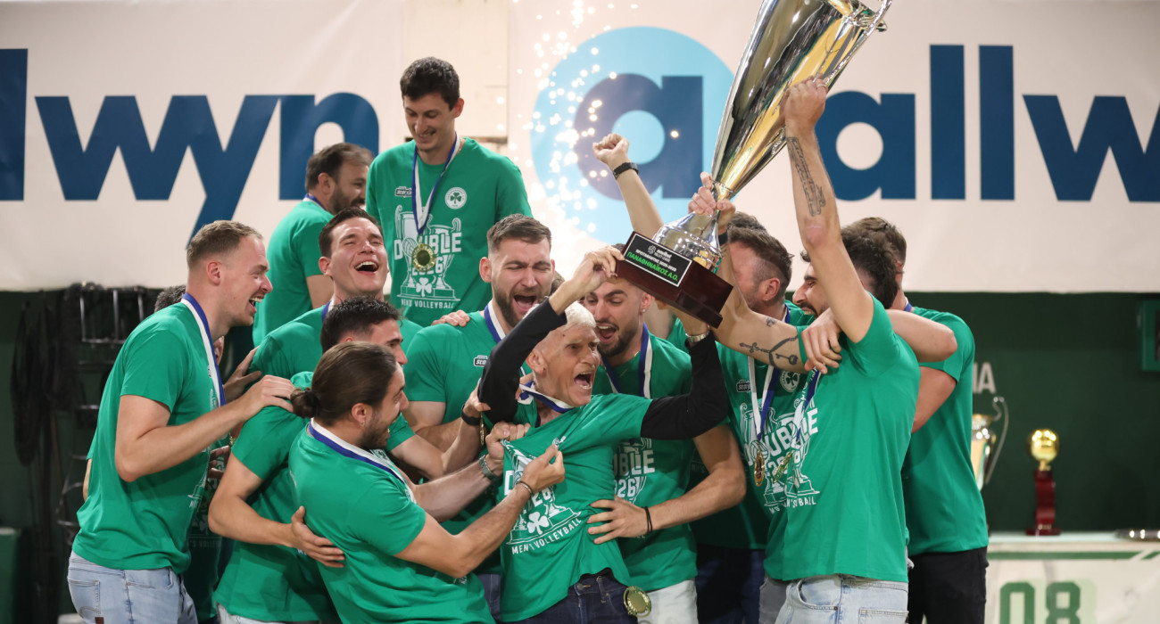 Οι παίκτες του Παναθηναϊκού και ο Ρούλης Αγραπιδάκης σηκώνουν το τρόπαιο του Πρωταθλητή Ελλάδας / Πηγή: Intime