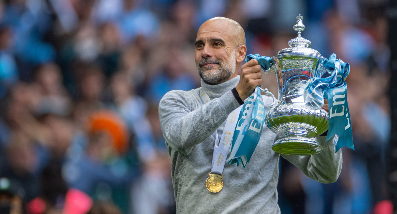 Ο Πεπ Γκουαρδιόλα με το τρόπαιο του FA Cup / Πηγή: Imago Images