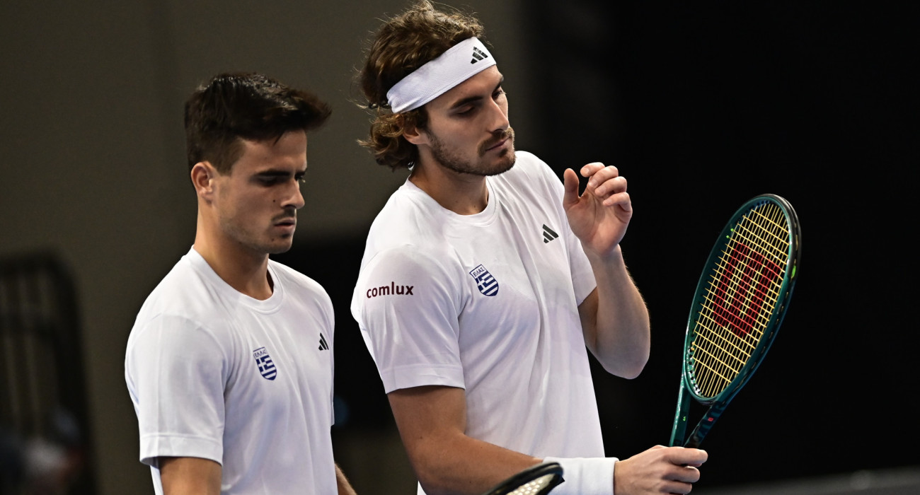 Πέτρος και Στέφανος Τσιτσιπάς σε αγώνα στο Davis Cup / Πηγή: Eurokinissi
