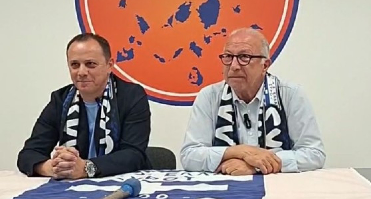Ο Θανάσης Στάικος στην παρουσίασή του από τον πρόεδρο της Ελλάς Σύρου, Γιώργο Λεονταρίτη / screenshot
