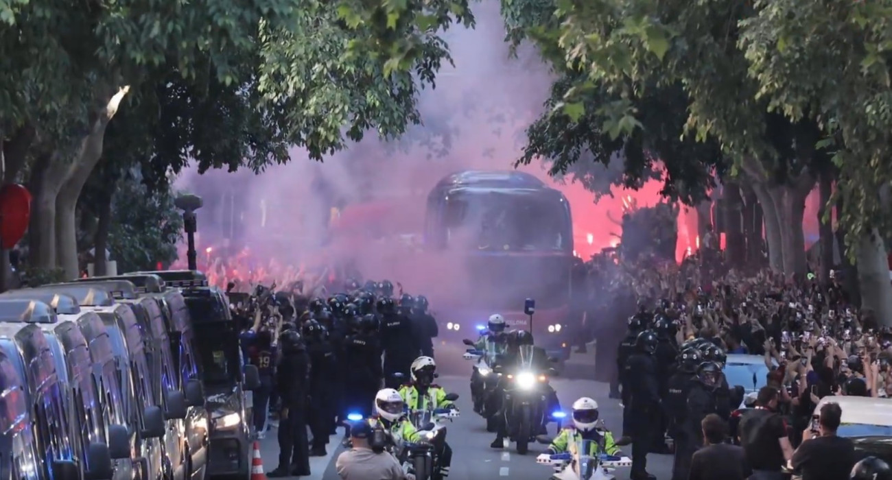 «Παράνοια» πριν το Clasico, με τους οπαδούς της Μπαρτσελόνα να πετάνε αντικείμενα στο πούλμαν της ίδιας τους της ομάδας / Screenshot