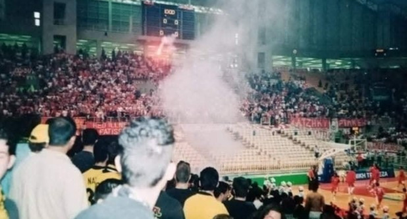Στιγμιότυπο με φίλους του Ολυμπιακού από την κερκίδα του ΟΑΚΑ το έτος 2002.