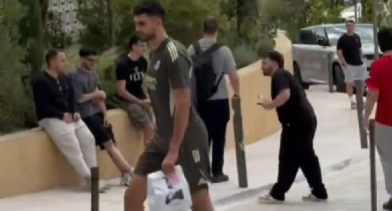 Ο Ομέρ Γιουρτσεβέν έξω από το ξενοδοχείο όπου έχει καταλύσει η Ρεάλ