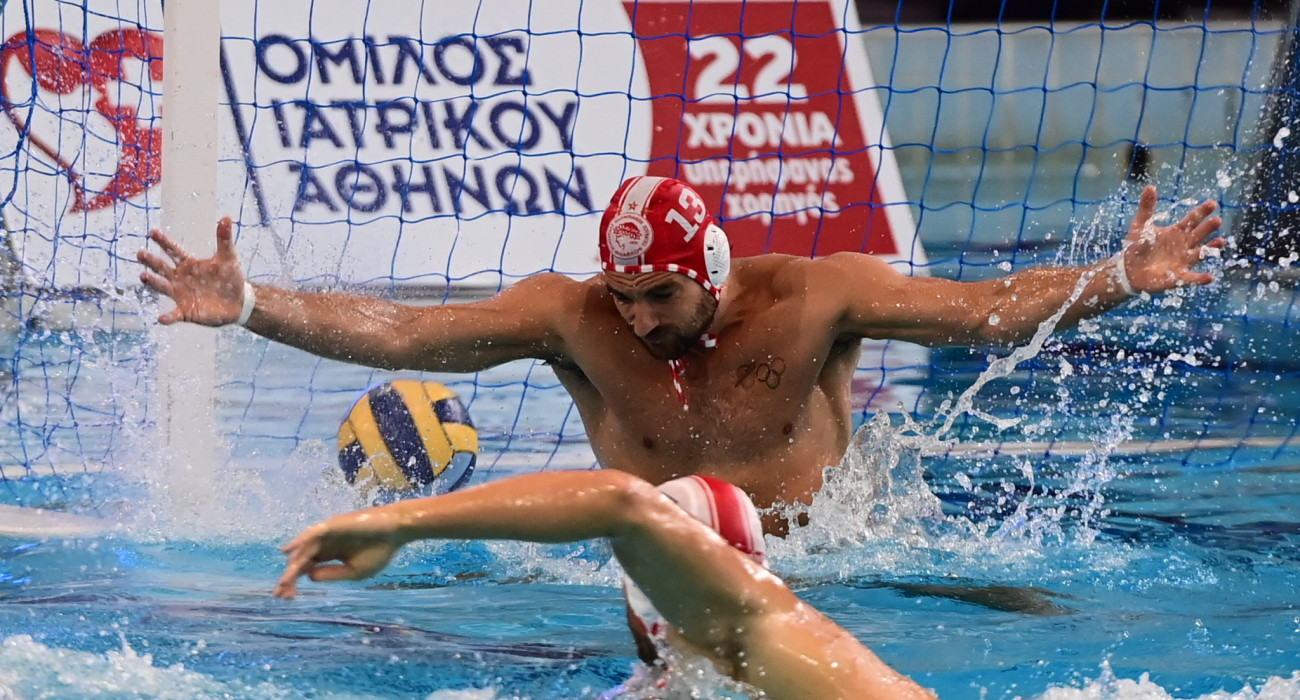 Ο Παναγιώτης Τζωρτζάτος στον αγώνα του Ολυμπιακού με την Μπαρτσελονέτα στο Champions League / Πηγή: Eurokinissi