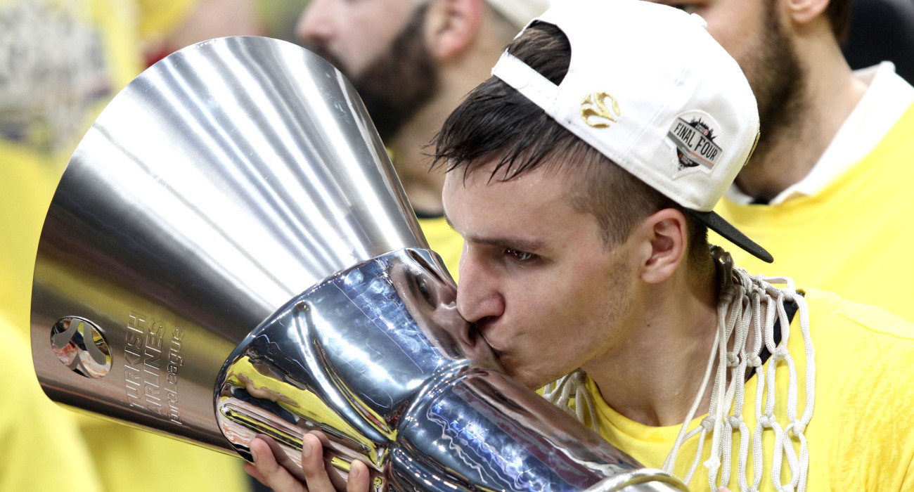 Ο Μπογκντάνοβιτς με την κούπα της EuroLeague από το 2017 / Eurokinissi