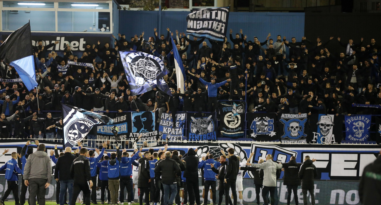 Ο κόσμος του Ατρόμητου πανηγυρίζει με την ομάδα / Πηγή: Intime