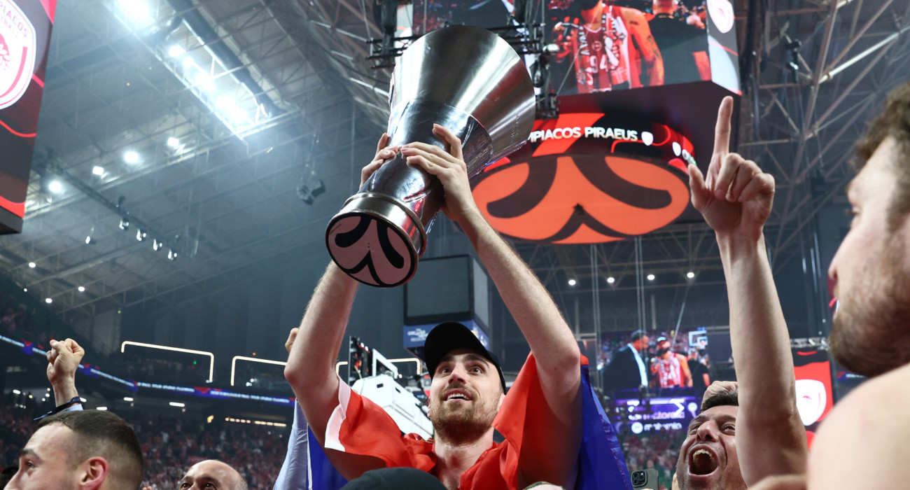 Ο Νίκολα Μιλουτίνοφ με την κούπα της EuroLeague / Πηγή: ΙΝΤΙΜΕ