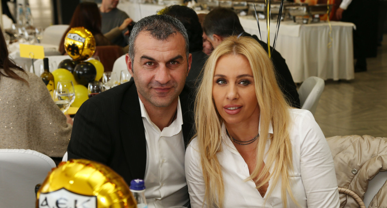 Ο Τραϊανός Δέλλας με τη Γωγώ Μαστροκώστα / Πηγή: Intime