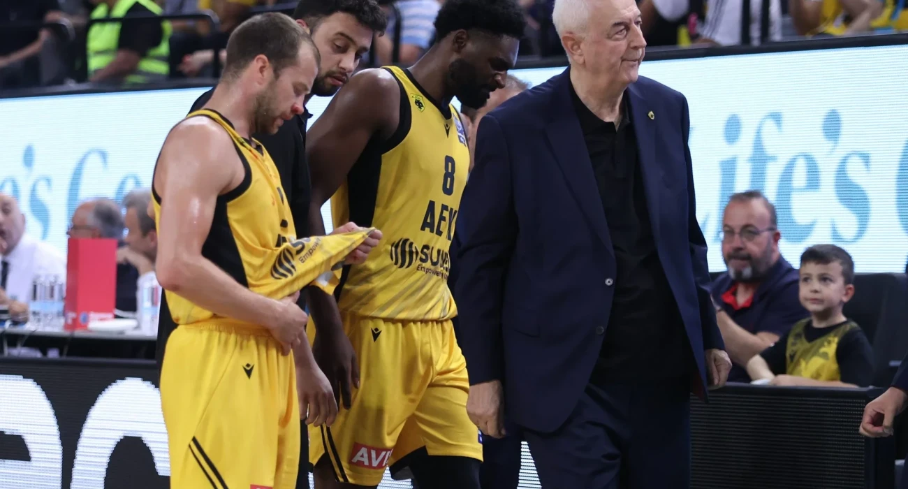 Πρόβλημα στο γόνατο ο Φίζελ, εκτός για το υπόλοιπο του αγώνα με Άρη