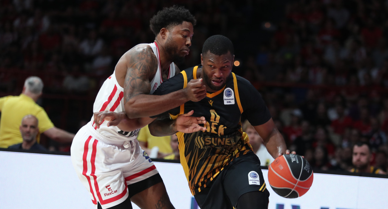 Ταϊρίκ Τζόουνς και Ράικουάν Γκρέι στο Game 1 ανάμεσα σε Ολυμπιακό και ΑΕΚ / Πηγή: InTime
