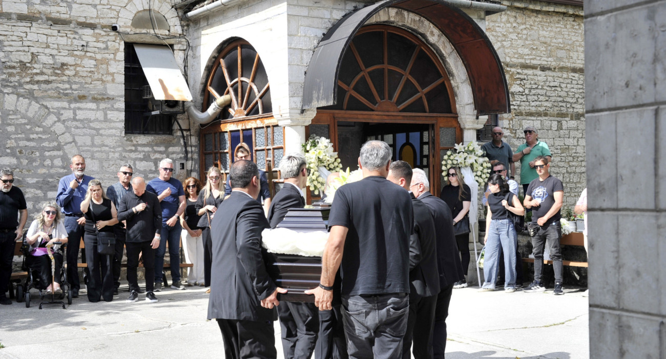 Εικόνα από την κηδεία του Μάριου Οικονόμου / Πηγή: Intime