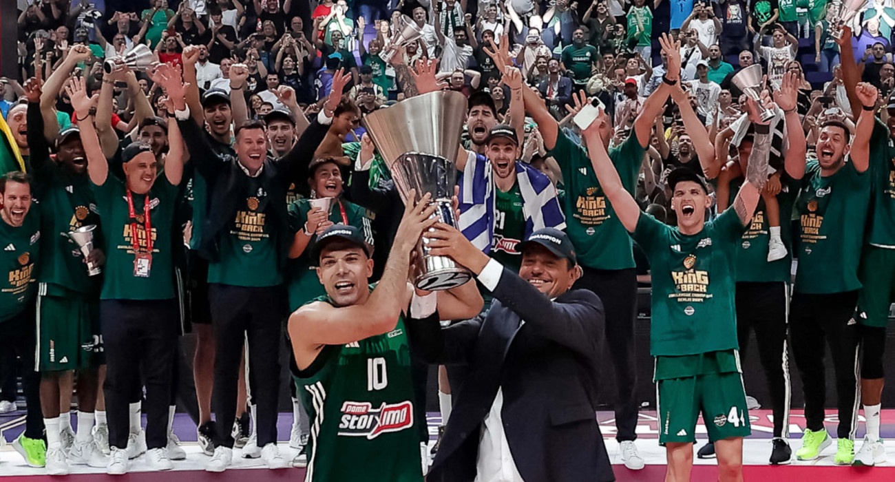 Κώστας Σλούκας και Εργκίν Αταμάν σηκώνουν το βαρύτιμο ευρωπαϊκό τρόπαιο / Πηγή: Eurokinissi