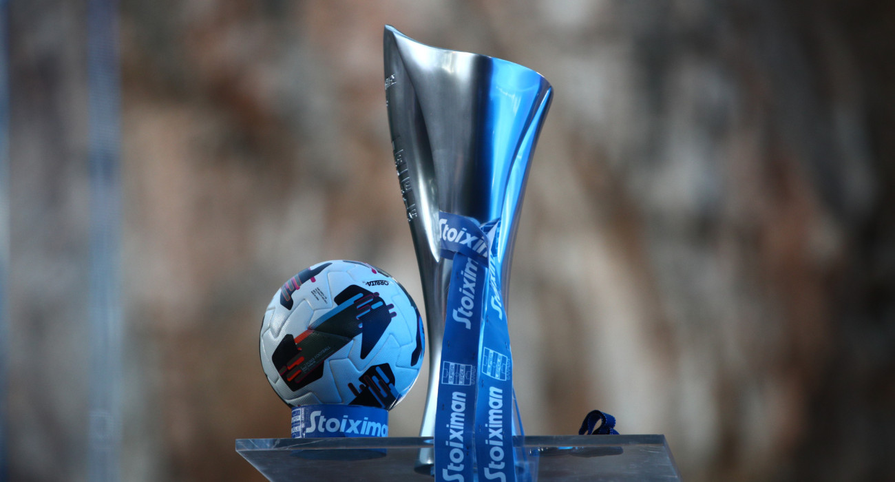 Το τρόπαιο της Stoiximan Super League / Πηγή: Eurokinissi