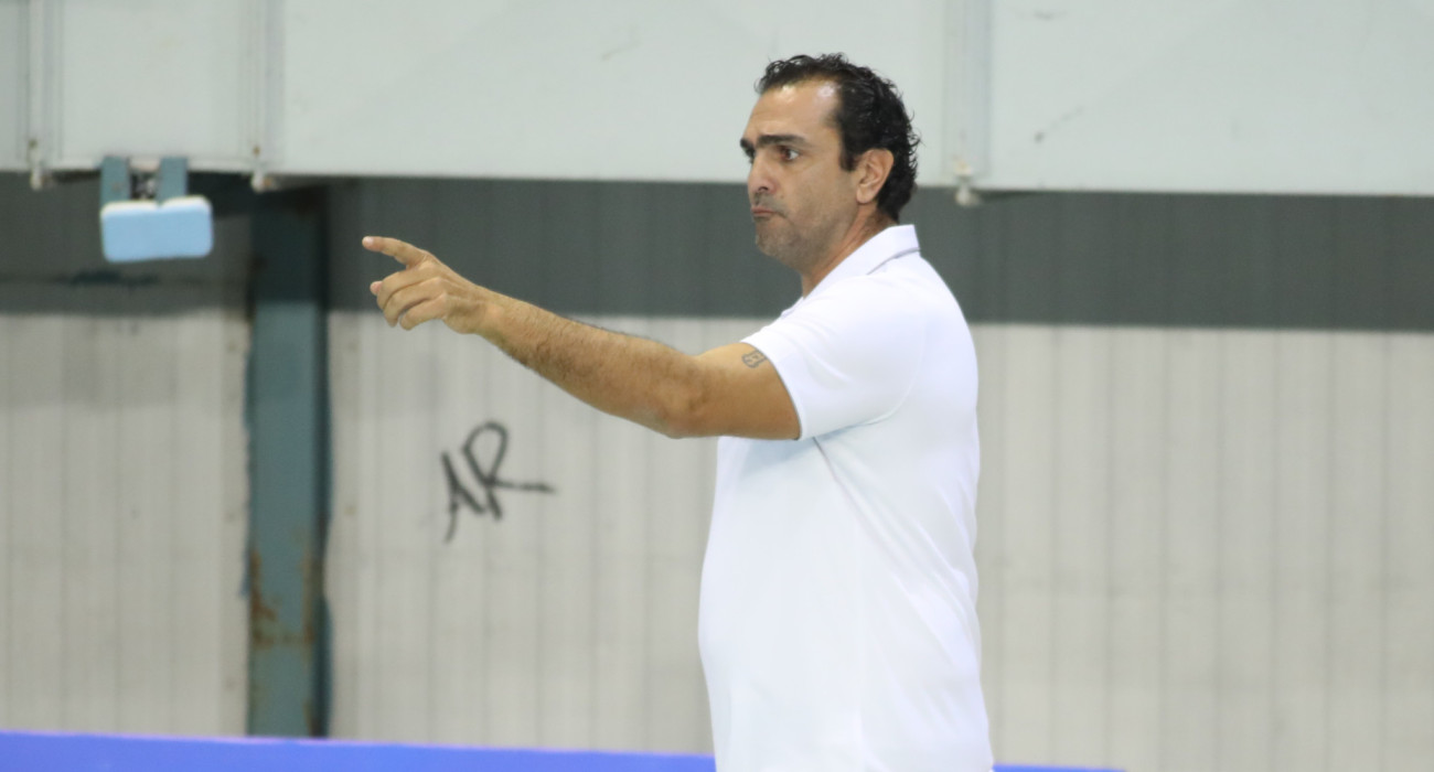 Ο Θοδωρής Χατζηθεοδώρου δίνει οδηγίες από τον πάγκο / Πηγή: Eurokinissi