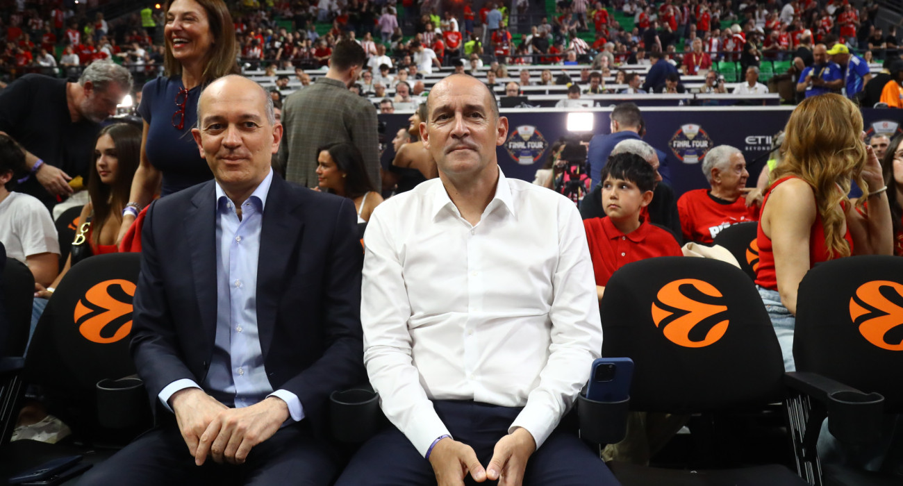Οι αδερφοί Αγγελόπουλοι στα court-seats του T-Center, Πηγή: Eurokinissi