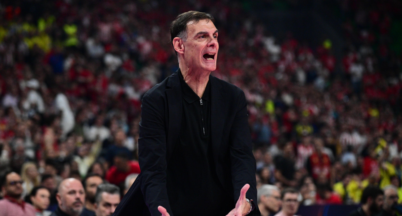 Ο Γιώργος Μπαρτζώκας το ζει έντονα στο Telekom Center Athens/Πηγή: Eurokinissi