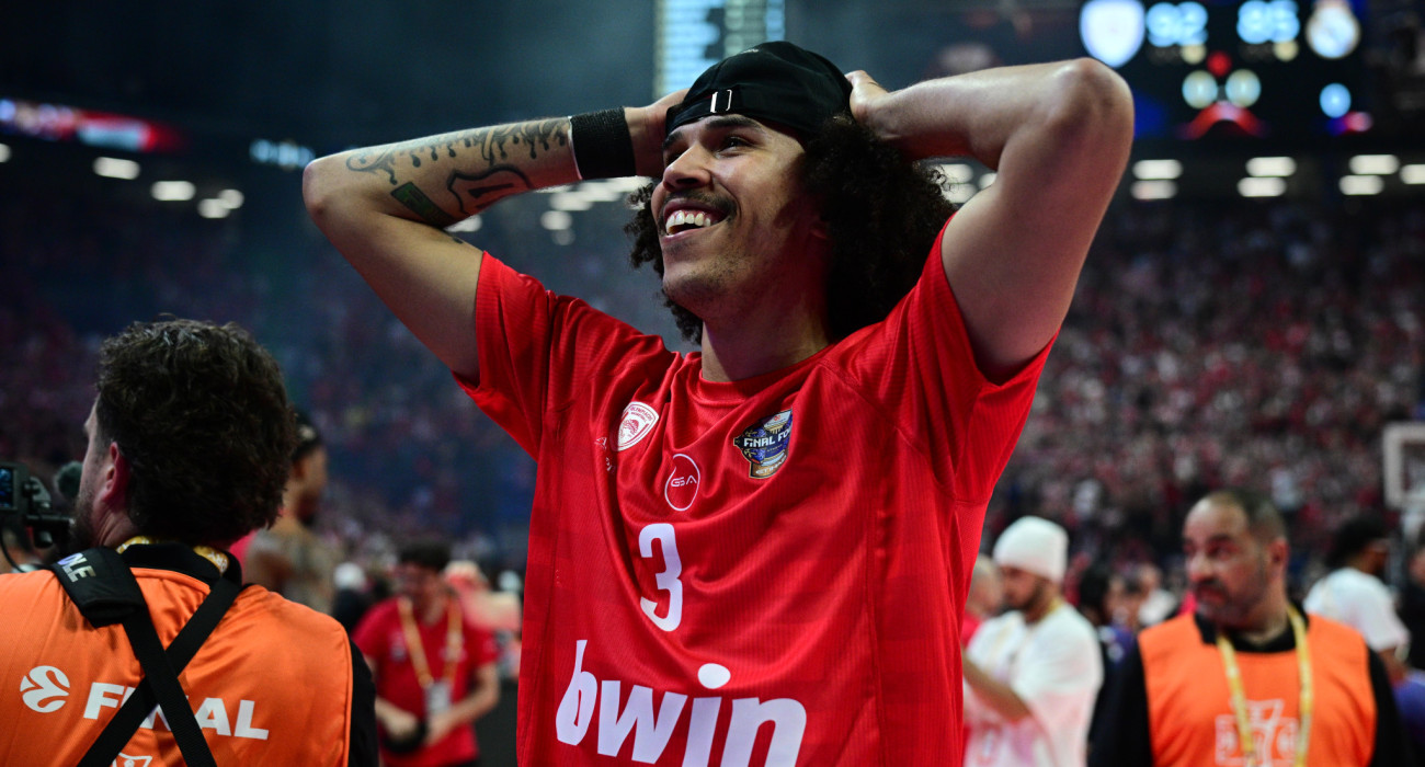 Ο Τάισον Γουόρντ μετά την κατάκτηση της EuroLeague με τον Ολυμπιακό / πηγή: eurokinissi