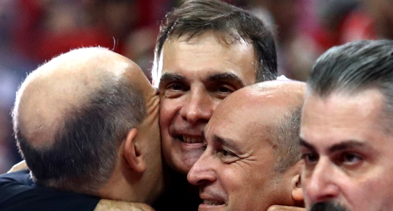 Η αγκαλιά του Γιώργου Μπαρτζώκα με τους αδερφούς Αγγελόπουλους Πηγή: Eurokinissi