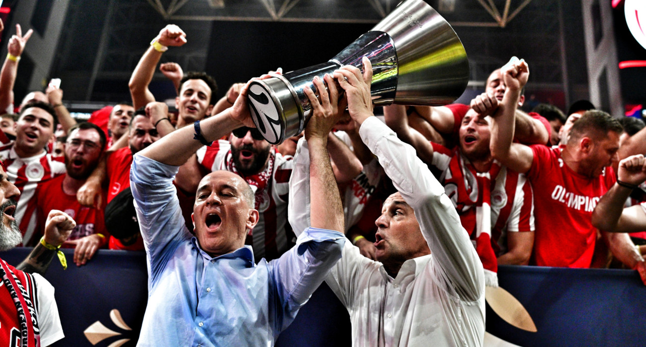 Οι αδερφοί Αγγελόπουλοι υψώνουν την EuroLeague, Πηγή: Eurokinissi