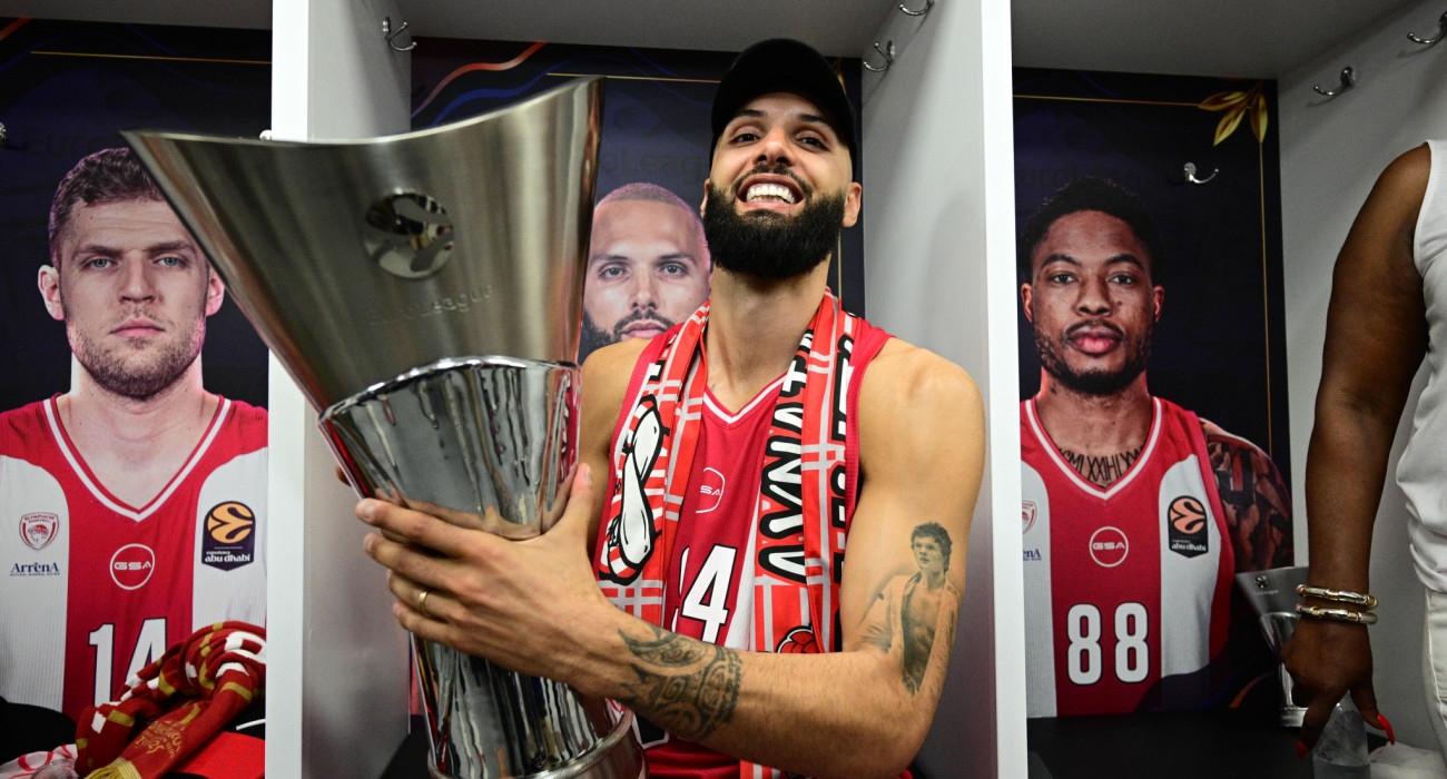 Ο Φουρνιέ με το τρόπαιο της Euroleague/Eurokinissi