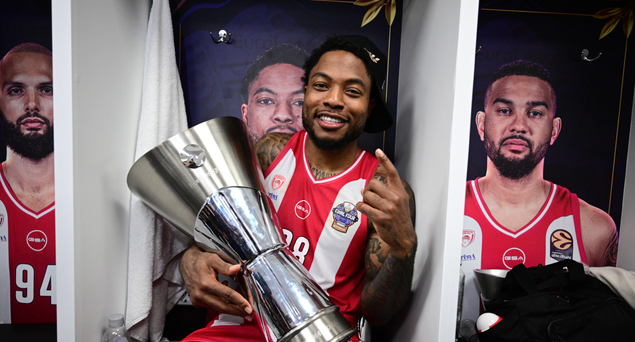 Ο Ταϊρίκ Τζόουνς αγκαλιά με το τρόπαιο της EuroLeague, Πηγή: Eurokinissi