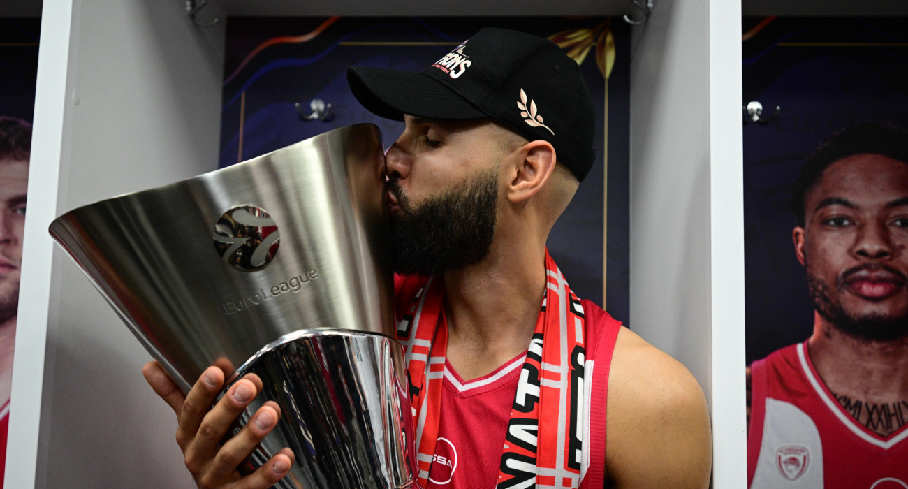 Ο Φουρνιέ με το τρόπαιο της Euroleague/Eurokinissi