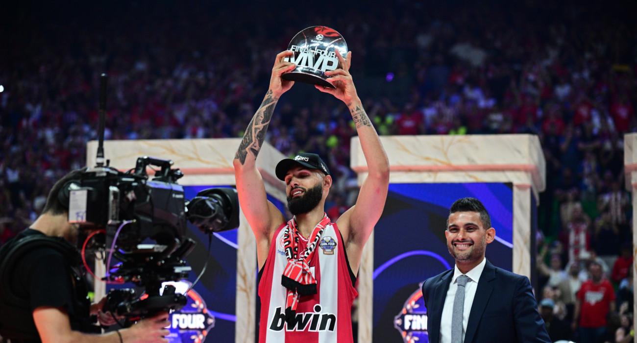 Ο Εβάν Φουρνιέ με το βραβείο του MVP του Final Four/Πηγή: Eurokinissi