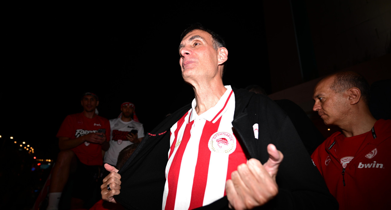 Ο Γιώργος Μπαρτζώκας με την επετειακή φανέλα των 100 ετών του Ολυμπιακού: Πηγή:Eurokinissi