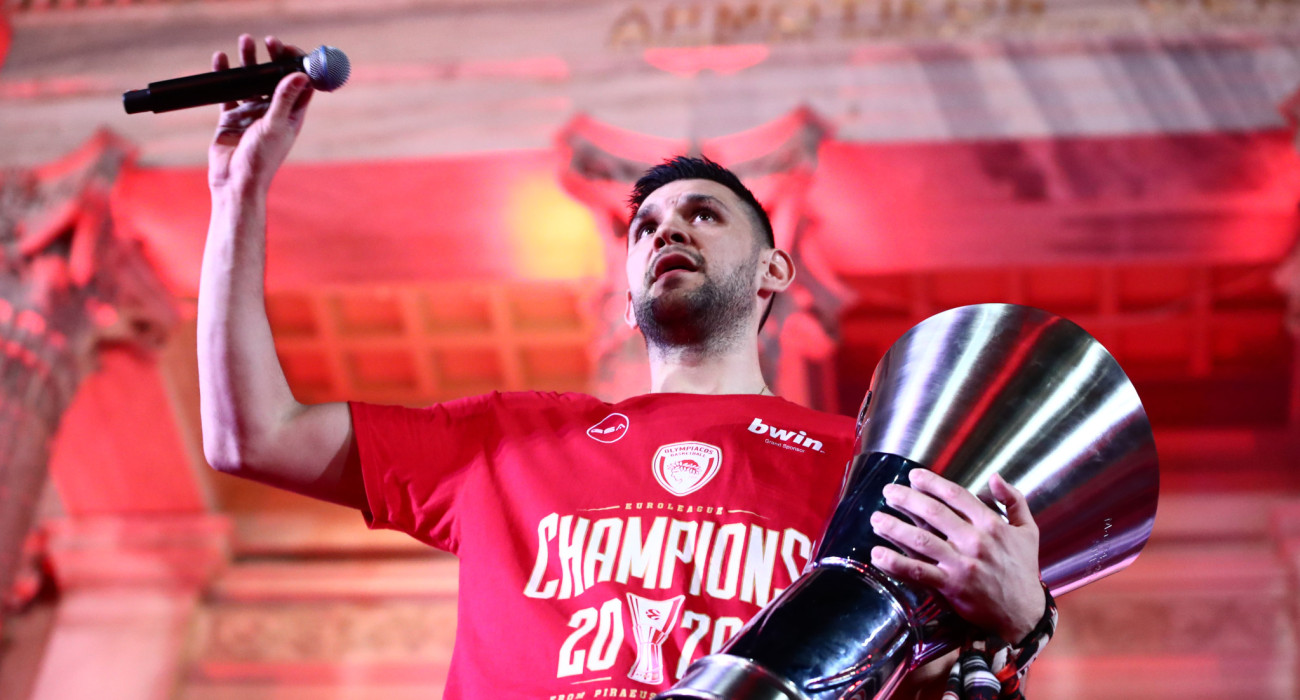 Ο Κώστας Παπανικολάου με την κούπα της Euroleague / Πηγή: Eurokinissi