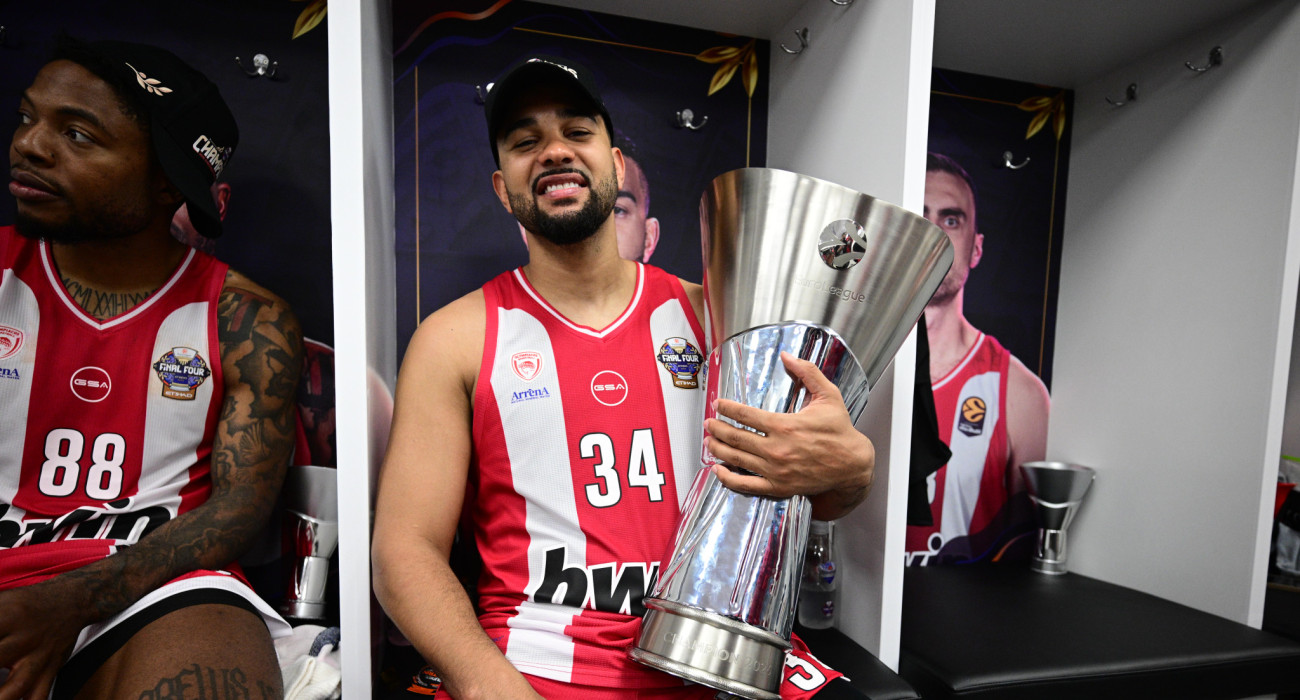 Ο Κόρει Τζόζεφ με την κούπα της EuroLeague / πηγή: eurokinissi