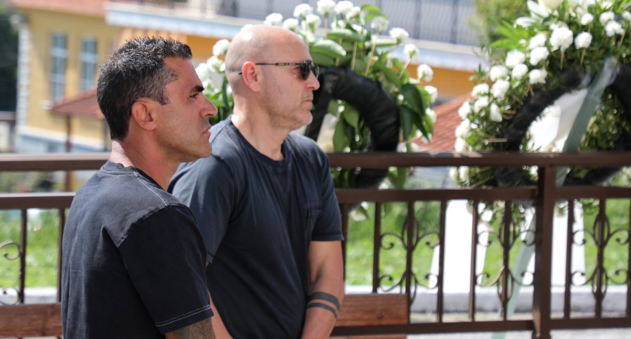 Οι Νέρι Καστίγιο και Γρηγόρης Γεωργάτος στη κηδεία του Παρασκευά Άντζα / Πηγή: Eurokinissi