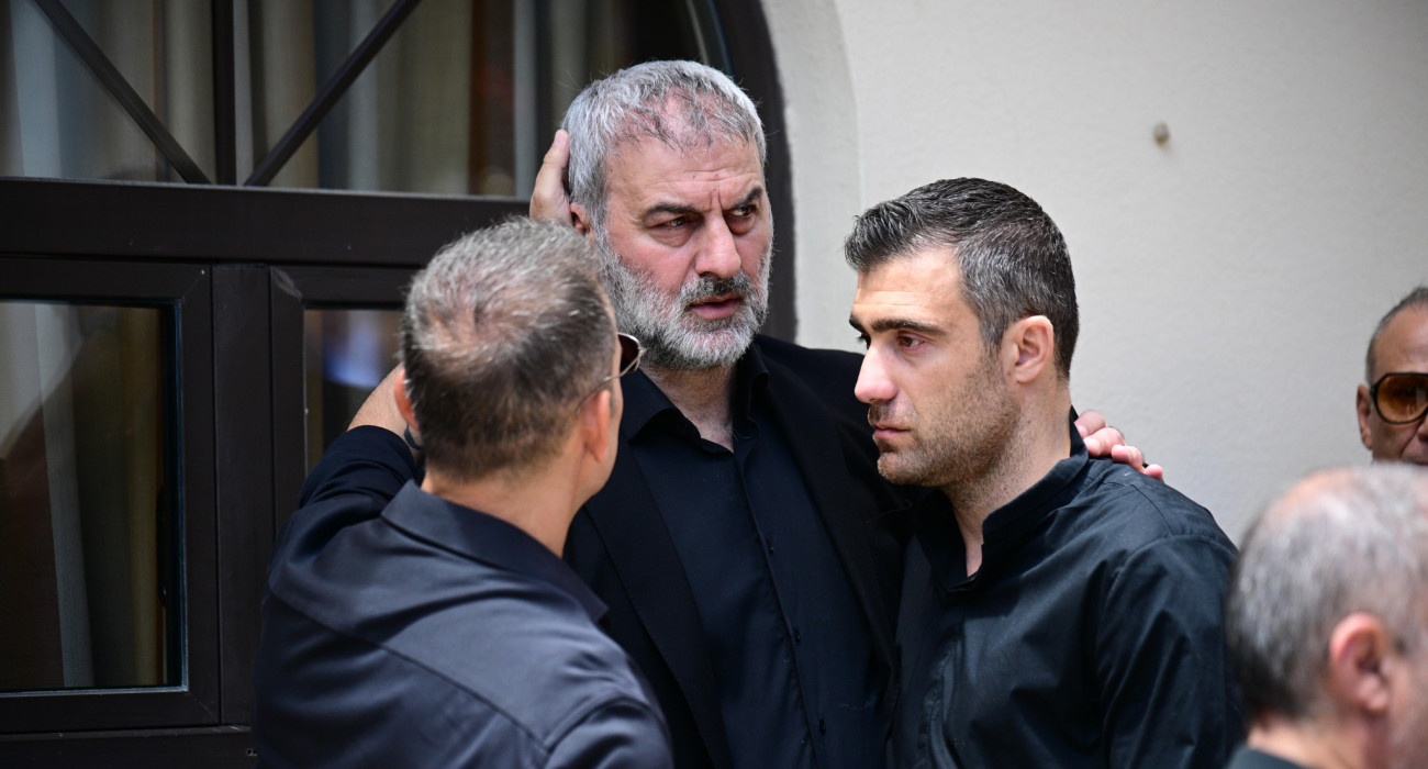 Ντέμης Νικολαΐδης και Σωκράτης Παπασταθόπουλος μαζί με τον Τραϊανό Δέλλα στην κηδεία της Γωγώς Μαστροκώστα / Πηγή: Eurokinissi