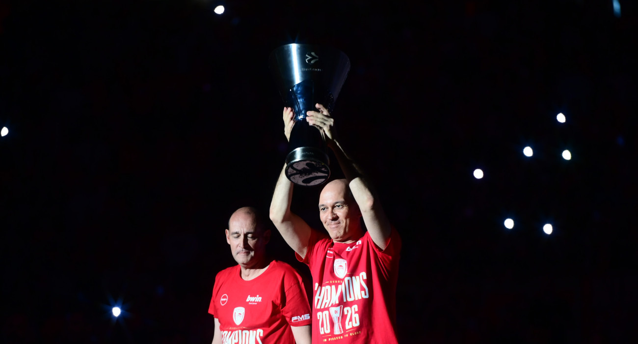 Το τρόπαιο της EuroLeague στο ΣΕΦ από τους αδερφούς Αγγελόπουλους, Πηγή: Eurokinissi