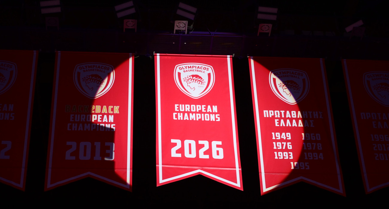 Το λάβαρο της τέταρτης EuroLeague του Ολυμπιακού στον ουρανό του ΣΕΦ, Πηγή: Eurokinissi